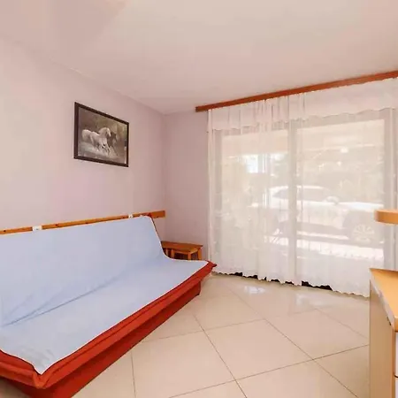 Apartment In 5747 *
