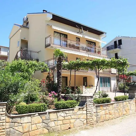 Apartment In 5747 *